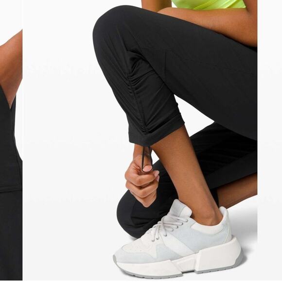 Lululemon Beyond the Studio Crop in Black Size 6 - Picture 5 of 13